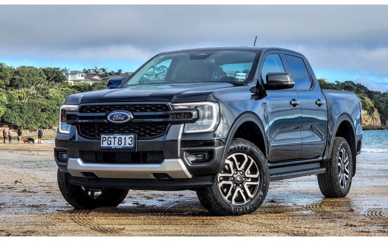 "Ford" цахилгаан автомашины дээвэрт нөөц батерей суурилуулах патент авчээ