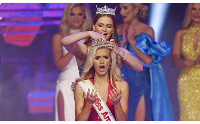 “Miss America” тэмцээнд анх удаа армийн офицер бүсгүй түрүүлэв