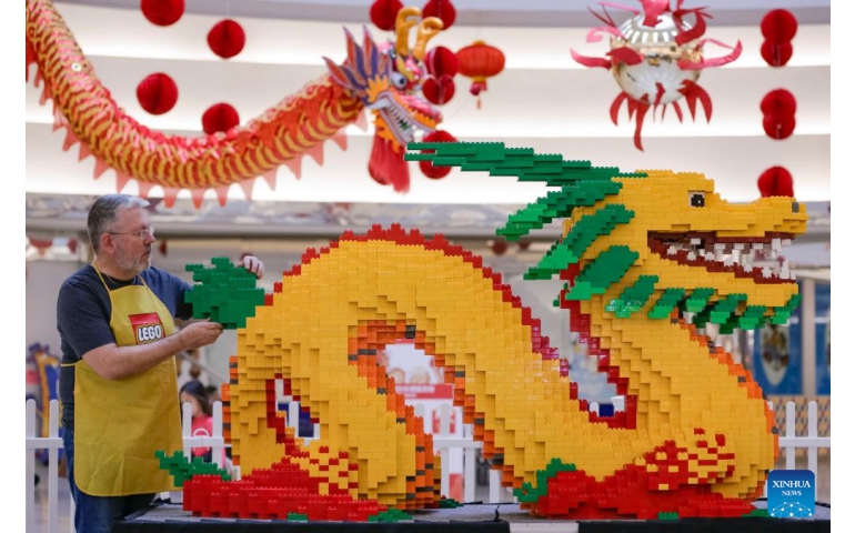 “Lego” тоглоомын 8000 тоосгоор луу бүтээжээ