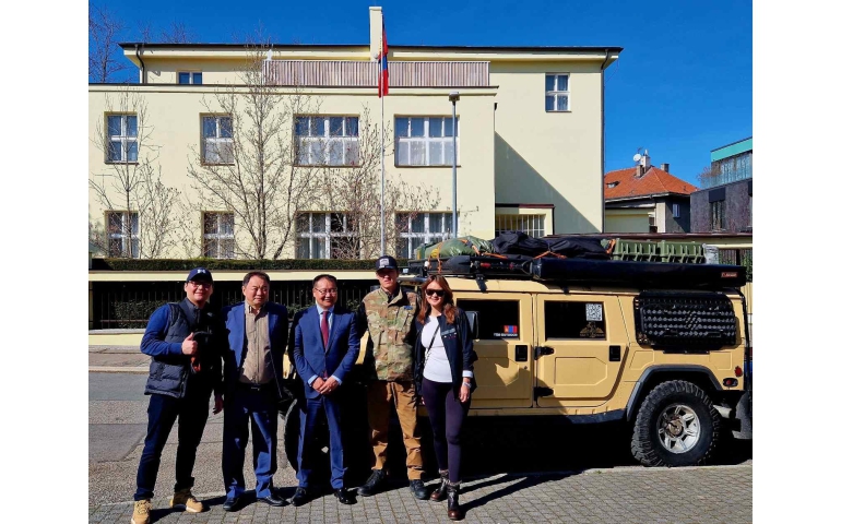 “Hummer” машинтай монгол аялагчид 28 мянган км аялжээ