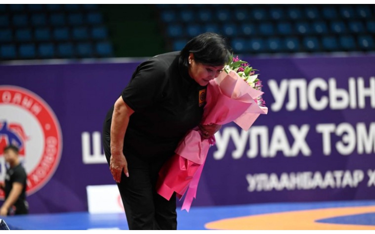Монголын чөлөөт бөхийн анхны эмэгтэй шүүгч ажлаа хүлээлгэн өгчээ